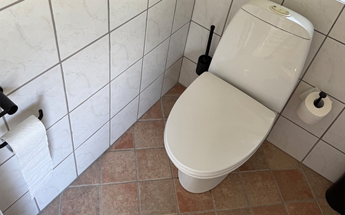 lille badevaerelse med klinker